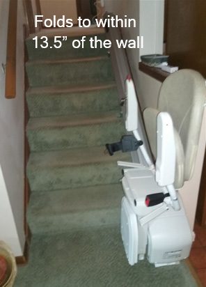 Folds to 13.5 Foldw to within 13.5 inches of the wall